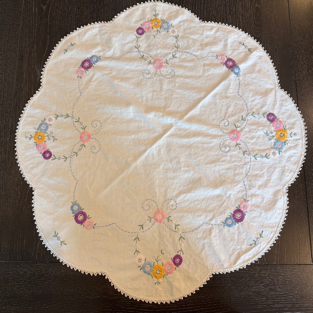 Vintage Hand Embroidered 31x33” Round Centerpiece Doily Tablecloth Floral White
